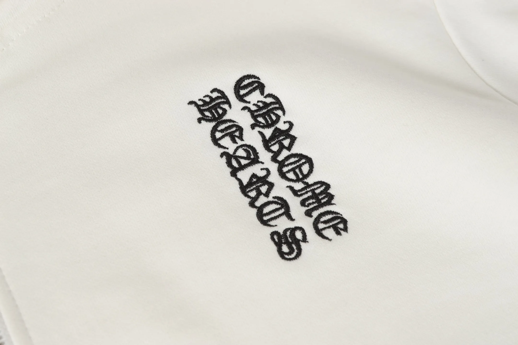 P300 #K26 Heavy Industry Style - Chrome Hearts Colorful Cross ✝️ Inlay embroidered Sanskrit printed zipper sweatshirt cardigan jacket - High weight, high density and high quality. The wool is soft, delicate and skin-friendly. It feels soft and silky. It has excellent warmth and skin-friendly properties. - Custom-woven and dyed, no color difference. No matter the fabric or workmanship details, it beats the ordinary version on the market. - Hardware zipper accessories are all customized, full of details - Color: black white -Size: S M L XL